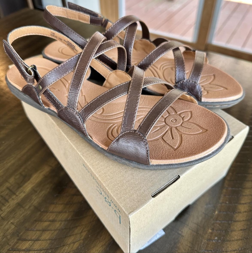 scrappy sandals in dark brown sz 11